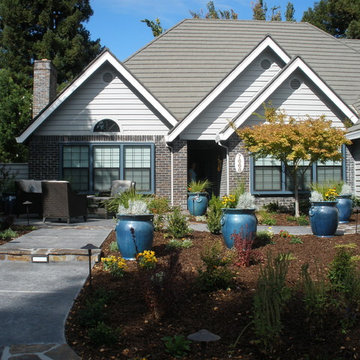 Courtyard Invites Neighbors to Stop In
