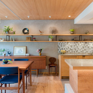 東京都下のアジアンスタイルのLDKの画像 (淡色無垢フローリング、ベージュの床、マルチカラーの壁)