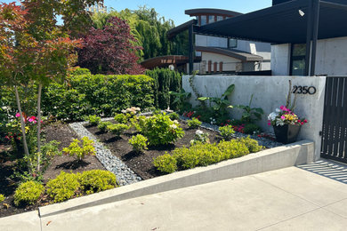 Photo of a modern front garden in Vancouver.