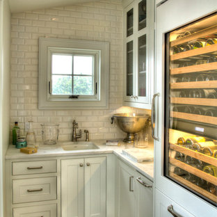 Idée de décoration pour une petite arrière-cuisine parallèle tradition avec un sol en bois clair, un placard à porte plane, des portes de placard blanches, un plan de travail en marbre, une crédence blanche, une crédence en fenêtre, un électroménager en acier inoxydable, aucun îlot et un plan de travail blanc.