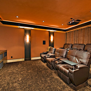 Exemple d'une salle de cinéma tendance avec un mur orange.