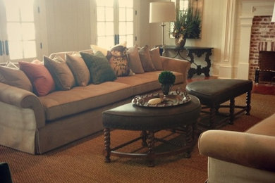 Immagine di un soggiorno chic con pavimento in legno massello medio