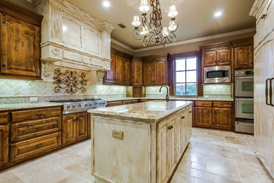 Example of a classic kitchen design in Dallas
