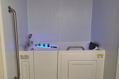 Laundry room photo in Indianapolis