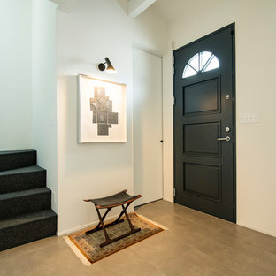 福岡の片開きドア北欧スタイルのおしゃれな玄関ホール (白い壁、黒いドア、グレーの床) の写真