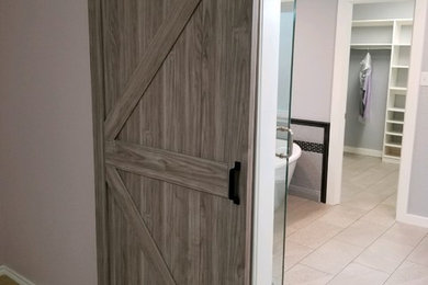 Exemple d'une salle de bain principale chic de taille moyenne avec un placard à porte shaker, des portes de placard blanches, une baignoire indépendante, une douche d'angle, un bidet, un carrelage gris, un mur gris, un sol en carrelage de porcelaine, un lavabo intégré, un plan de toilette en onyx, un sol gris, une cabine de douche à porte battante et un plan de toilette gris.