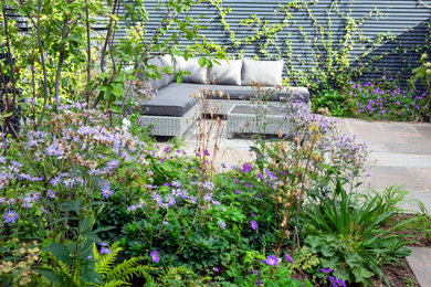 Diseño de jardín actual pequeño en verano en patio trasero con exposición reducida al sol, adoquines de piedra natural y con madera