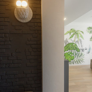 Cette photo montre une petite porte d'entrée éclectique avec un mur gris, un sol en carrelage de céramique, une porte simple, une porte grise et un sol multicolore.