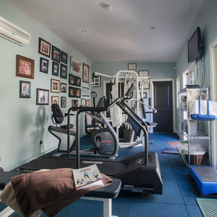 ロサンゼルスの中サイズの地中海スタイルのおしゃれな多目的ジム (緑の壁、青い床) の写真