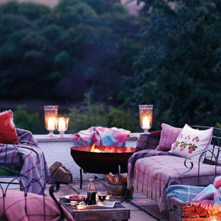 ウィルトシャーのカントリー風おしゃれなデッキ (ファイヤーピット) の写真