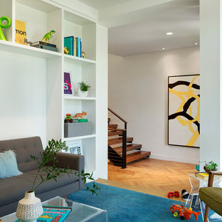 60 tals inredning av ett arbetsrum, med vita väggar, ljust trägolv och ett fristående skrivbord