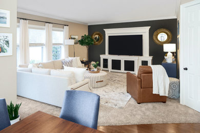 Modelo de sala de estar cerrada tradicional de tamaño medio sin chimenea con paredes negras, moqueta, pared multimedia y suelo beige