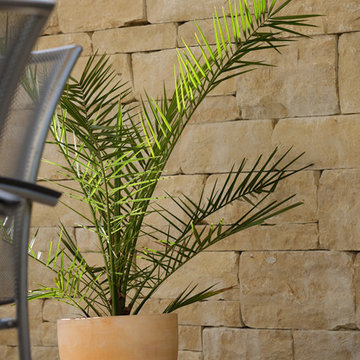 Großzügige Terrasse mit stilvollem Sonnenschutz