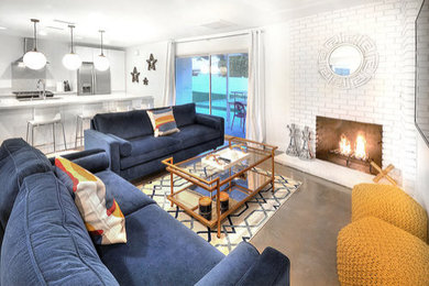 Example of a mid-century modern home design design in Los Angeles