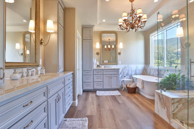 Foto de cuarto de baño principal, doble y a medida grande con bañera exenta, ducha esquinera, ducha con puerta con bisagras y encimeras beige