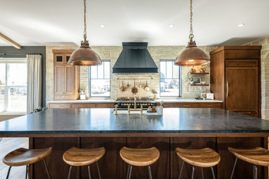 Example of a transitional kitchen design in Chicago
