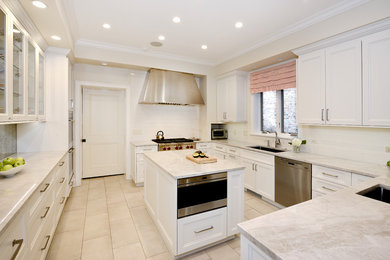 Transitional kitchen photo in Chicago