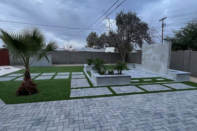 Example of a minimalist patio design in Phoenix