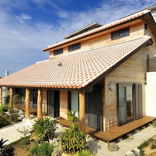 他の地域のアジアンスタイルのおしゃれな平屋 (木材サイディング、切妻屋根、戸建、瓦屋根、茶色い外壁) の写真