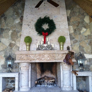 Geräumiges, Repräsentatives, Fernseherloses, Offenes Mediterranes Wohnzimmer mit grauer Wandfarbe, Porzellan-Bodenfliesen und Kaminsims aus Stein in Phoenix