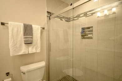 Bild på ett mellanstort vintage en-suite badrum, med skåp i shakerstil, vita skåp, en kantlös dusch, en toalettstol med separat cisternkåpa, grå kakel, keramikplattor, beige väggar, klinkergolv i keramik, ett undermonterad handfat och marmorbänkskiva