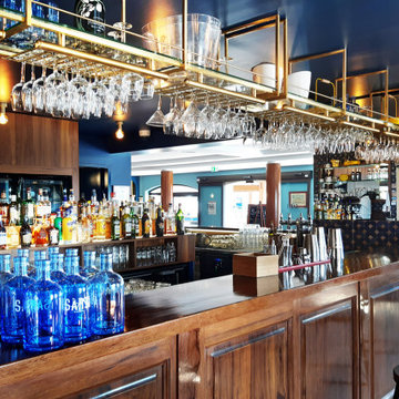 Un bar dans un petit port du Var - une rénovation d'inspiration marine