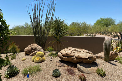 Photo of a southwestern landscaping in Phoenix.