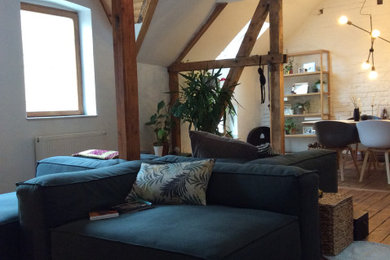 Großes Modernes Wohnzimmer ohne Kamin, im Loft-Stil mit weißer Wandfarbe, dunklem Holzboden und braunem Boden in Düsseldorf