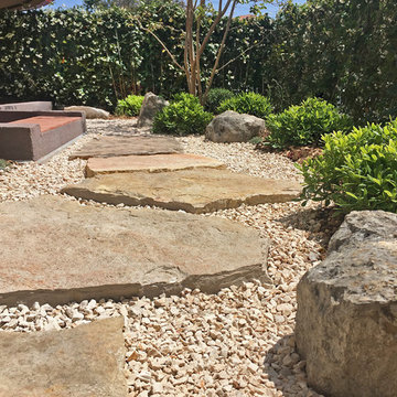 Aménagement d'un petit jardin zen avec plantes méditéranéenes
