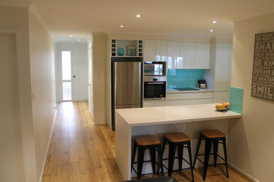 Design ideas for a modern kitchen in Newcastle - Maitland.