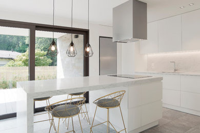 Idee per una grande cucina design con lavello da incasso, top in marmo, paraspruzzi grigio, paraspruzzi in marmo, elettrodomestici da incasso, pavimento in pietra calcarea, pavimento grigio e top grigio