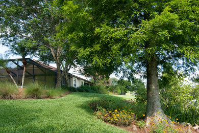 Photo of a rustic landscaping in Orlando.