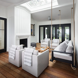 ミルウォーキーのカントリー風おしゃれなデッキ (屋外暖炉、張り出し屋根) の写真