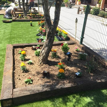 Jardin con astilla colores y Cesped Artificial