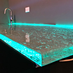 シカゴの中サイズのコンテンポラリースタイルのおしゃれな着席型バー (ガラスカウンター) の写真