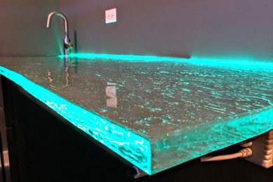 Inspiration for a mid-sized contemporary single-wall seated home bar remodel in Chicago
