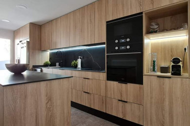 Composición de Cocina en Madera y Negro Cromado