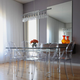 ダラスの広いコンテンポラリースタイルのLDKの画像 (紫の壁、淡色無垢フローリング、暖炉なし、茶色い床)