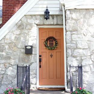 На фото: входная дверь в классическом стиле с одностворчатой входной дверью и оранжевой входной дверью с