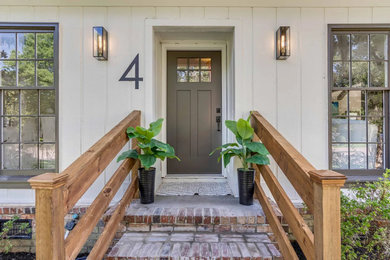 Example of a transitional home design design in Charleston