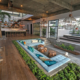 Modelo de salón abierto, exótico, con paredes blancas y suelo marrón