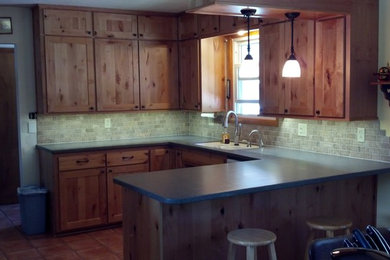 Foto di una piccola cucina rustica con lavello a doppia vasca, ante in legno chiaro, paraspruzzi grigio, paraspruzzi con piastrelle di cemento, pavimento in terracotta e nessuna isola