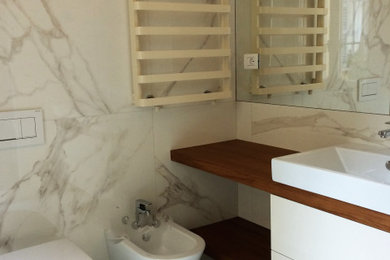 Esempio di una stanza da bagno minimalista