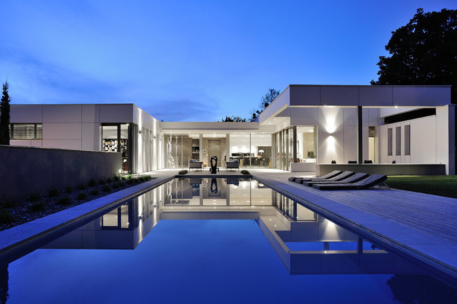 Contemporary Pool by Laurent Guillaud-Lozanne Architecte DPLG