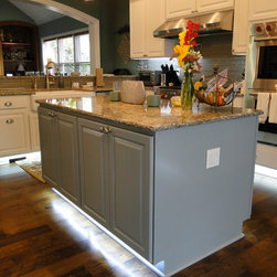 Traditional home kitchen and dinning room - Products