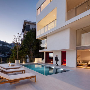 ロサンゼルスの中サイズの長方形コンテンポラリースタイルのおしゃれな屋上プール (天然石敷き) の写真