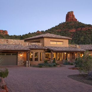 フェニックスのサンタフェスタイルのおしゃれな二階建ての家 (混合材サイディング、茶色い外壁、寄棟屋根) の写真