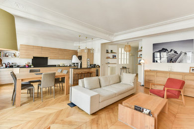 Aménagement d'une très grande salle de séjour contemporaine ouverte avec un mur blanc, parquet clair et aucun téléviseur.
