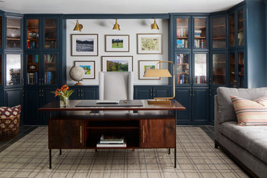 Esempio di un ufficio tradizionale con pareti bianche, scrivania incassata, pavimento grigio e soffitto in legno