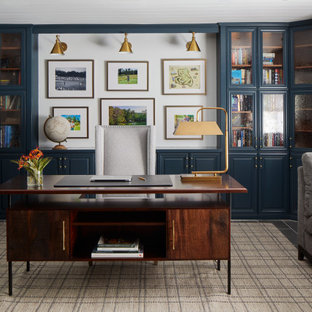 Klassisches Arbeitszimmer mit Arbeitsplatz, weißer Wandfarbe, Einbau-Schreibtisch, grauem Boden und Holzdecke in Phoenix